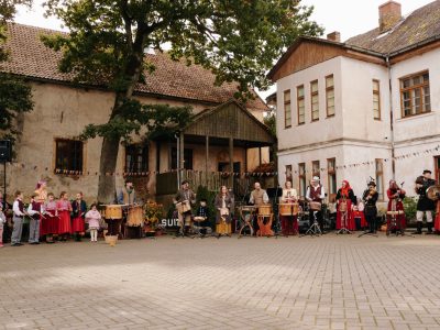 Suitu Bundzinieki Svētā Miķeļa svētkos Alsungas pils pagalmā