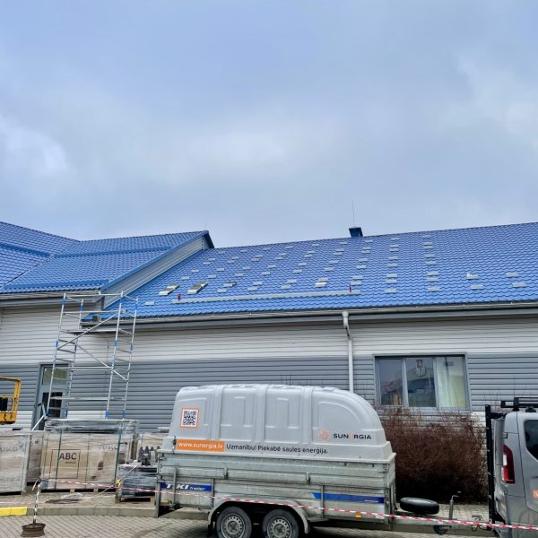 Ēka ar zilu jumtu, uz kura daļēji uzstādīti saules paneļi. Kuldīgas slimnīca