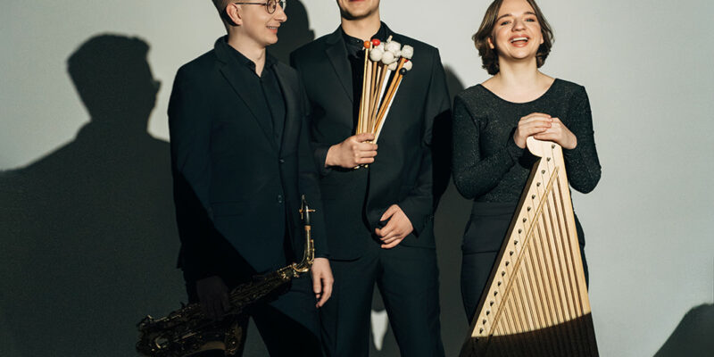 Šī gada 25. aprīlī plkst. 16 Ventas krastā, Ventspils ielas galā iepretim Kuldīgas skatu tornim, notiks iniciatīvas “Lašu dziesma” pirmā aktivitāte – publiska diskusija “Nārsts nav bufete”. Tā būs veltīta lašu nārsta laikam un upes ekosistēmas ilgtspējai. Pasākuma noslēgumā ugunskura koncertā uzstāsies “Trio Tresensus” – Līga Griķe (kokle), Aigars Raumanis (saksofons) un Uģis Upenieks (perkusijas).