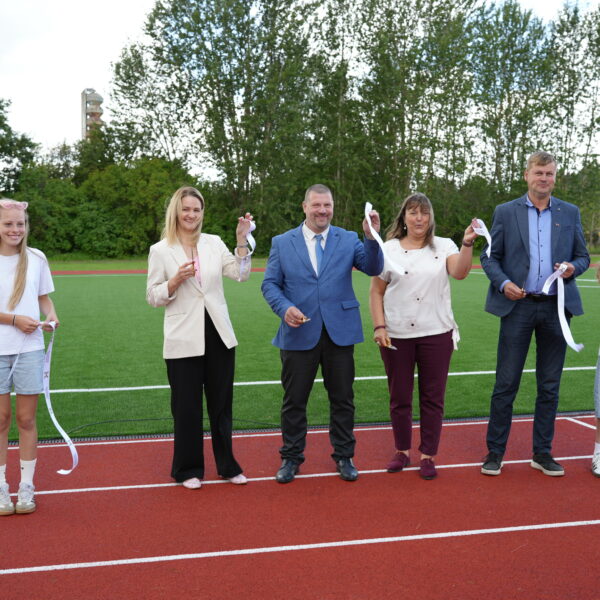 Svinīgi atklāts atjaunotais Skrundas sporta laukums – prieks skolēniem un ikvienam iedzīvotājam!